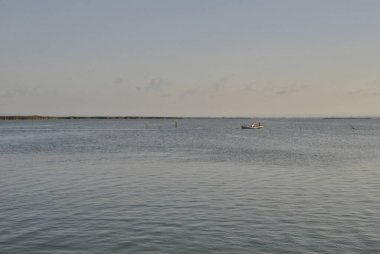 Küçük tekne yazın gölde yelken açar. Yazın renkleri