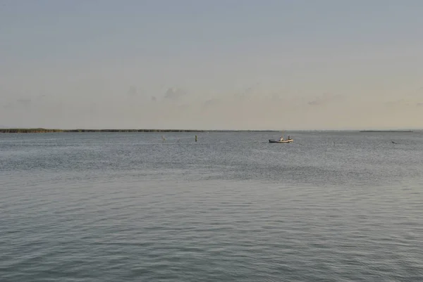 Petit Bateau Naviguant Sur Lac Été Couleurs Été — Photo