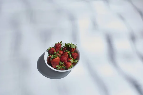 Tigela Cheia Morangos Maduros Prontos Para Comer Cores Natureza — Fotografia de Stock