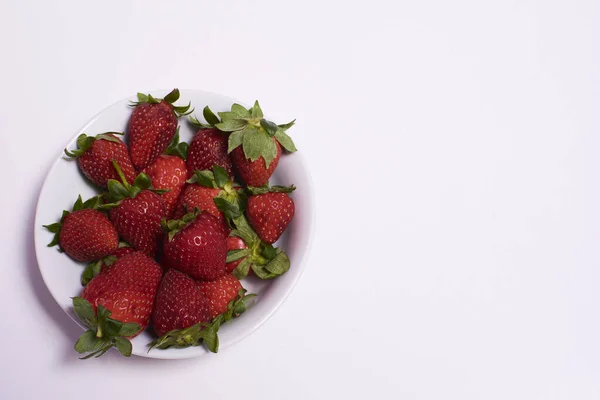 Tigela Cheia Morangos Maduros Prontos Para Comer Cores Natureza — Fotografia de Stock