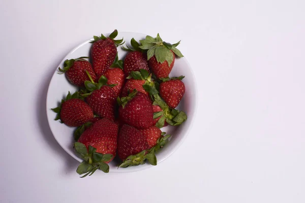 Tigela Cheia Morangos Maduros Prontos Para Comer Cores Natureza — Fotografia de Stock