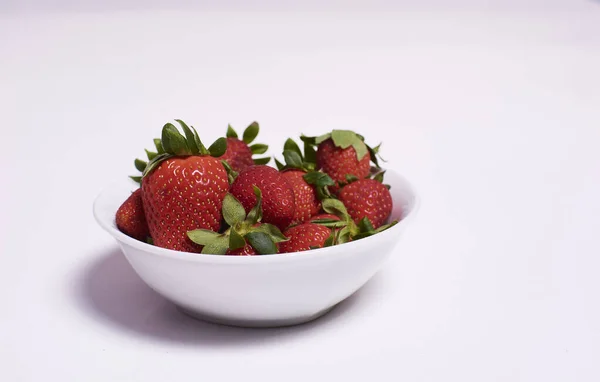 Schüssel Voller Reifer Erdbeeren Fertig Zum Essen Farben Der Natur — Stockfoto