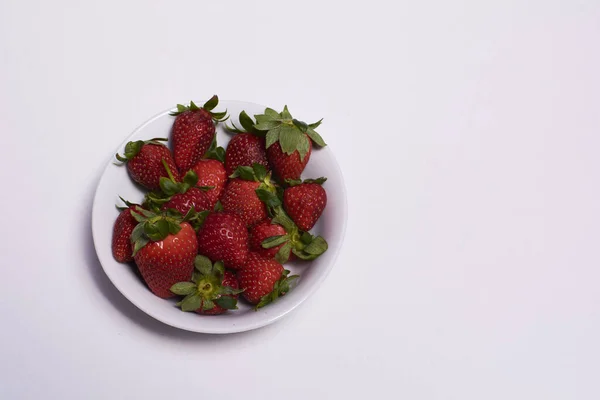 Tigela Cheia Morangos Maduros Prontos Para Comer Cores Natureza — Fotografia de Stock