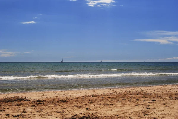 Kapal Layar Berlayar Melalui Laut Pada Hari Yang Cerah Dan — Stok Foto