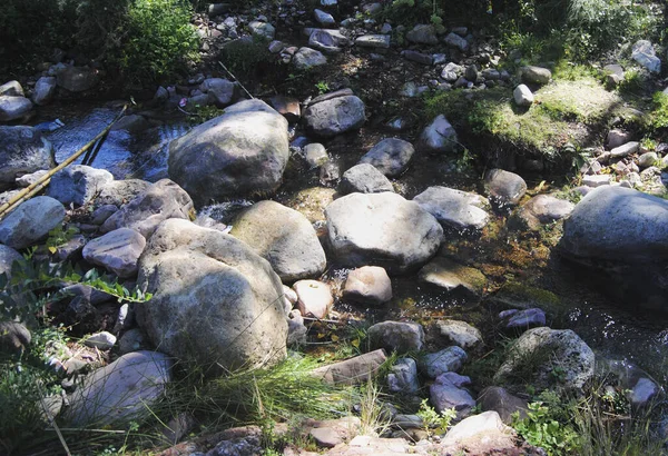 Mehrere Felsen Einem Fluss Zwischen Dem Berg Farben Der Natur — Stockfoto