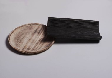 Beyaz zemin üzerinde ahşap bir fayans bulunan tahta bir tabak. Doğanın renkleri