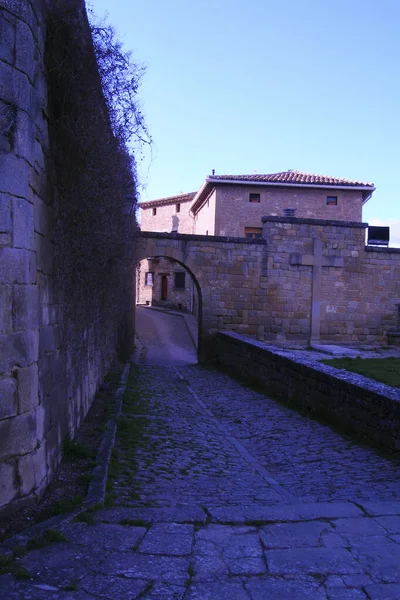 Pintoresca Medieval Calle Pequeña Ciudad Cruz Piedra Arco Piedra Cielo — Foto de Stock