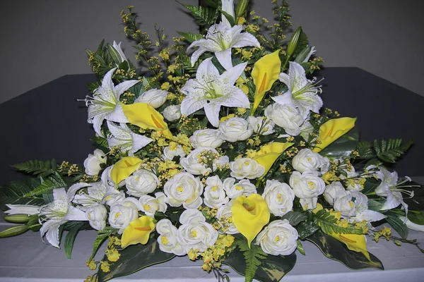 Grande Buquê Flores Brancas Amarelas Com Ramos Verdes Uma Mesa — Fotografia de Stock
