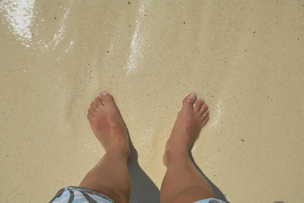 Nogi Wodzie Karaibskiej Plaży Spokojne Przejrzyste Wody — Zdjęcie stockowe