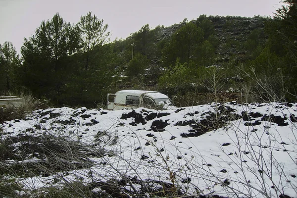 Oude Verlaten Auto Sneeuwlandschap Omgeven Door Bomen Stormlucht — Stockfoto