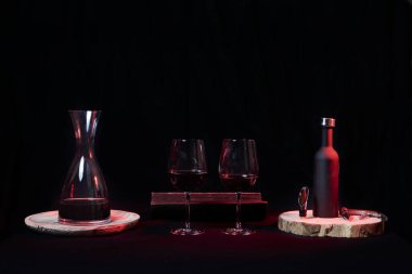 Şişeli ve bardaklı şarap. Şişe, şişe ve süslemeler için iki şarap kadehi.