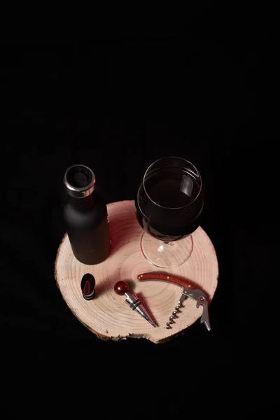 Γυάλινο Μπουκάλι Και Σκεύη Για Κρασί Μαύρο Φόντο Και Ξύλινο — Φωτογραφία Αρχείου