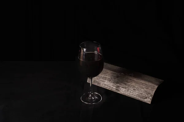 Copa Vino Tinto Junto Una Baldosa Sobre Fondo Negro — Foto de Stock