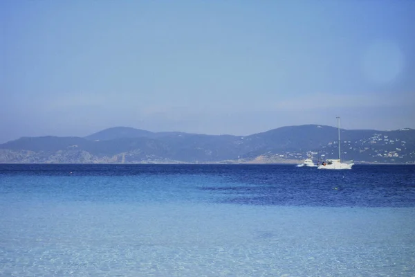 Deserted Παραλία Γαλαζοπράσινα Νερά Φωτεινή Ημέρα Βουνά Στο Βάθος Και — Φωτογραφία Αρχείου