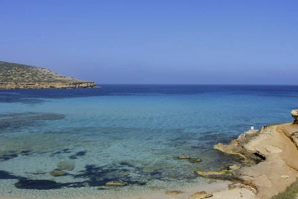 Spiaggia Deserta Con Acque Turchesi Giornata Luminosa Montagne Sullo Sfondo — Foto Stock