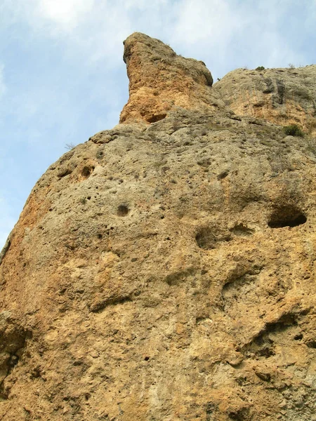 Deliklerle Dolu Büyük Kahverengi Kaya Mavi Gökyüzü Bakış Açısı — Stok fotoğraf