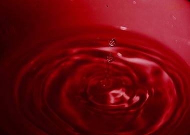 Beyaz kaseye su damlası, kırmızı tonlar, mavimsi, dalgalar,