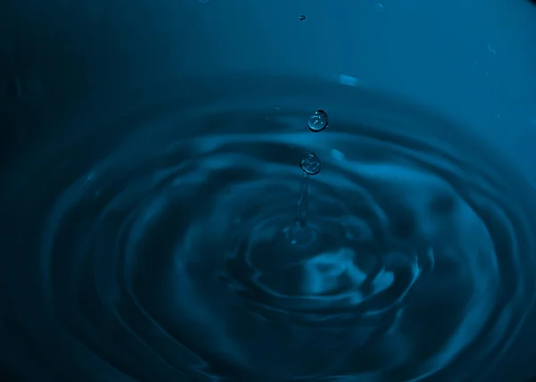 Капля Воды Белой Чаше Циановые Тона Голубоватые Волны — стоковое фото