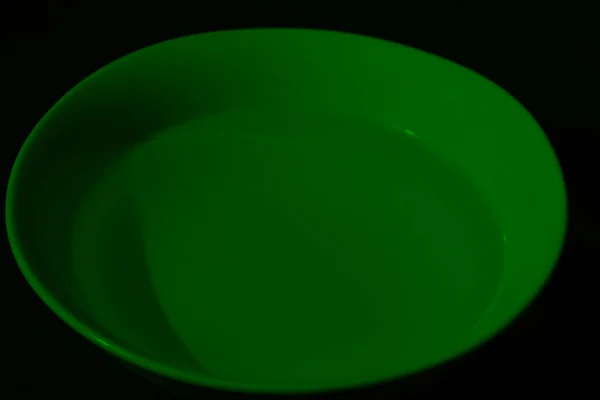 White Bowl Full Water Black Background Calm Water Emerald Color — Stock Photo, Image