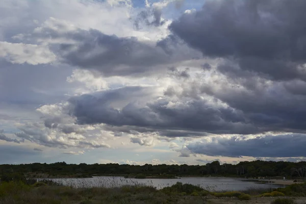 Jezioro Otoczone Zielenią Burzowymi Chmurami Wiosenna Roślinność Żółte Niebieskawe Kolory — Zdjęcie stockowe