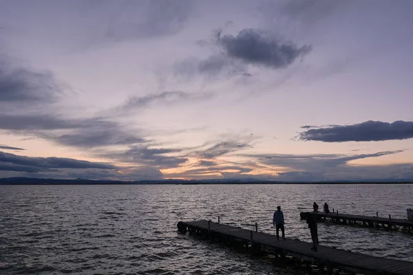 Jetty Озере Штормовой День Древесные Облака Голубое Небо Закатный Образ — стоковое фото