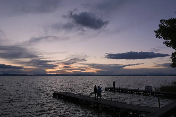 Jetty Озере Штормовой День Древесные Облака Голубое Небо Закатный Образ — стоковое фото