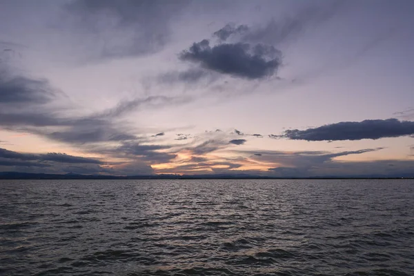 Пейзаж Озера Грозовыми Облаками Движущиеся Воды Тростника Воде Голубоватые Тона — стоковое фото