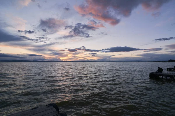 Пейзаж Озера Грозовыми Облаками Движущиеся Воды Тростника Воде Голубоватые Тона — стоковое фото