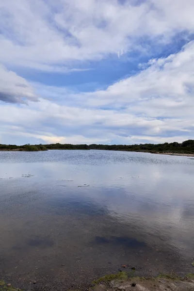 See Mit Ruhigem Wasser Nach Dem Sturm Dramatischen Wolken Blauem — Stockfoto