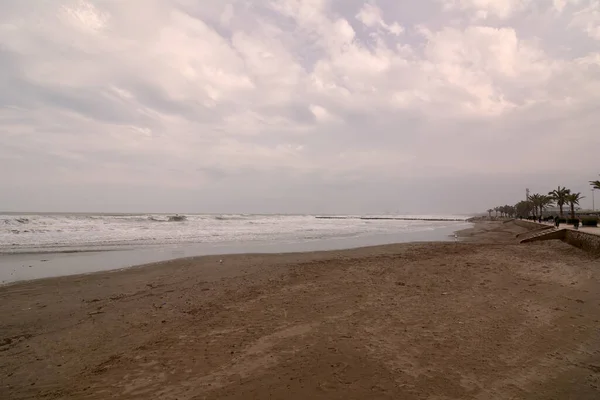 Paesaggio Balneare Dopo Tempesta Palme Sabbia Passerella Nuvole Tempesta — Foto Stock
