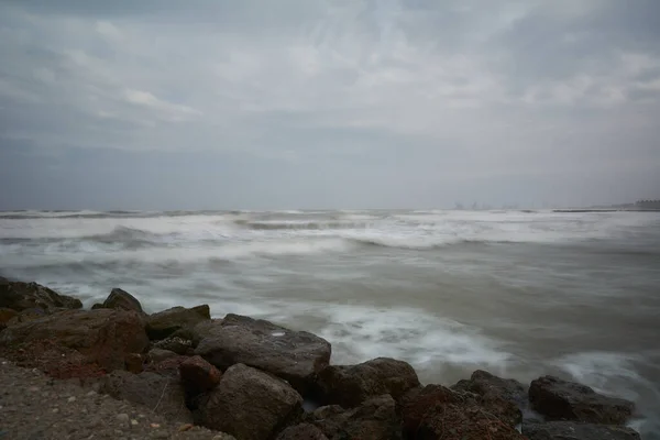 Mar Molhe Dia Tempestuoso Pedras Cinza Exposição Longa Efeito Seda — Fotografia de Stock