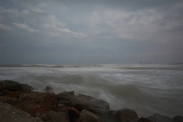 Mar Molhe Dia Tempestuoso Pedras Cinza Exposição Longa Efeito Seda — Fotografia de Stock