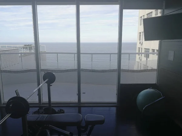 Spor Salonunda Deniz Manzaralı Bir Odada Televizyon Balkon Halterler — Stok fotoğraf