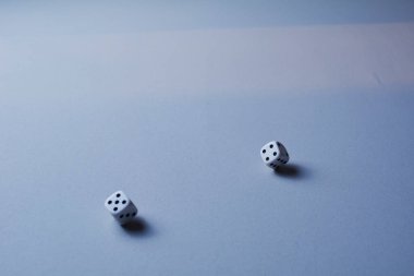 İki zar hareket halinde, beyaz arka plan, uzun pozlama