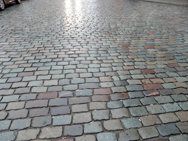 Şehir Caddesi Yağmurda Renkli Kaldırımlarla Döşeli — Stok fotoğraf