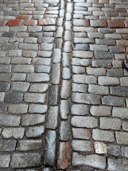 Мокрая Мощеная Серая Мощеная Дорога Лужами Улице Старого Города — стоковое фото