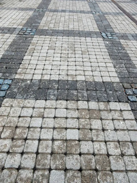 Caminho Pedestre Molhado Pavimentado Com Azulejos Cinza Preto Modelado Dia — Fotografia de Stock