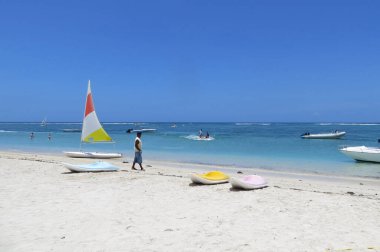 Güneşli bir günde, sıcak bir öğleden sonra, Hint Okyanusu 'nda ekvator' da yelken açmak.