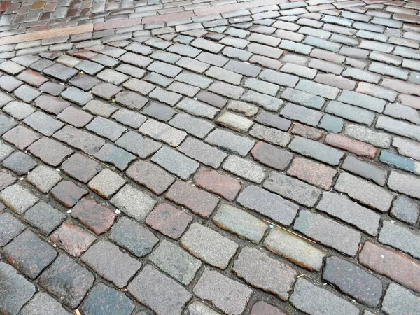 Molhado Pavimentado Com Telhas Cores Diferentes Rua Cidade Após Chuva — Fotografia de Stock