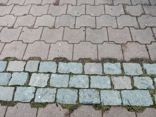 街の通りは曇りの日にカラフルな石畳で舗装され — ストック写真