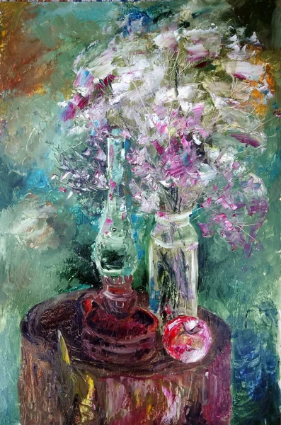 オイルは野の花の花束古い灯油ランプとリンゴをぼやけた背景に描き — ストック写真