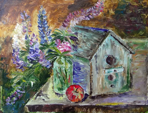 Lupin buketi, kuş evi, elma ve yazlık ev bulanık arka planda.