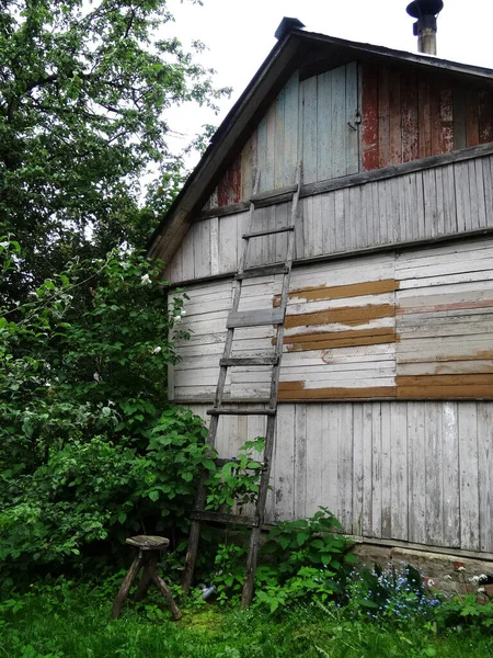 Stare Drewniane Malowane Stodoła Drewniane Schody Rozmazanym Zielonym Tle — Zdjęcie stockowe