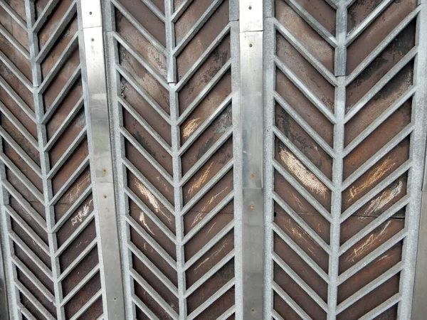 Cerca Metal Espinha Peixe Encaracolado Rua Com Padrão Regular Geométrico — Fotografia de Stock