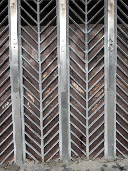 Straße Lockige Fischgräten Metallzaun Mit Geometrischen Regelmäßigen Muster — Stockfoto