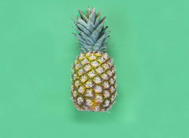 Yeşil arka planda taze ananas