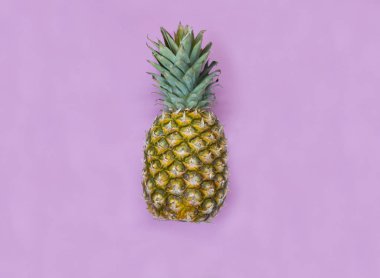Pembe bir arka plan üzerinde taze ananas