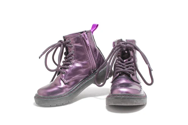 白い背景に隔離された冬のための紫色の子供の靴 — ストック写真