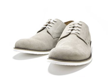 Beyaz arka planda izole edilmiş zarif gri ayakkabılı adamlar..