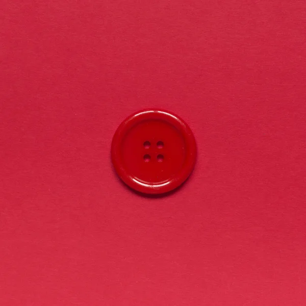 Μονό Κόκκινο Κουμπί Ράψιμο Κόκκινο Φόντο — Φωτογραφία Αρχείου